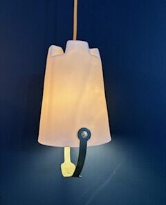 Zoom sur le luminaire château de sable en porcelaine biscuit