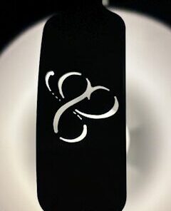 Zoom sur l'anse du luminaire seau