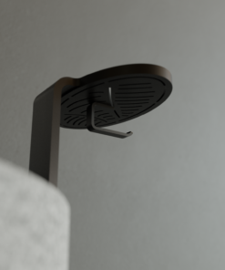 Accoudoir du fauteuil hommage sur lequel on peut placer un chargeur à induction pour charger nos téléphones portables. Petit crochet dessous l'accoudoir pour placer un sac.