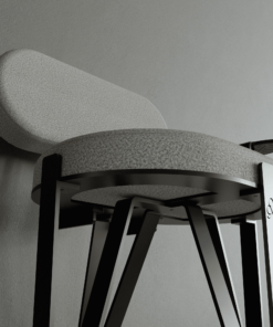 Fauteuil hommage avec structure en acier noir et tissu en laine gris clair