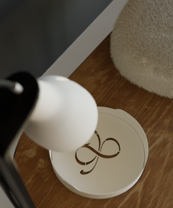 Zoom sur le plateau blanc placé sur le banc de la gamme hommage avec option lampe en porcelaine biscuit