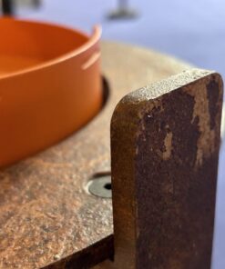 Zoom sur le banc contemporain design plongé dans les marais salants