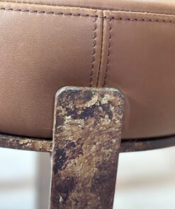 Zoom sur le banc design plongé dans les marais salants de la collection hommage
