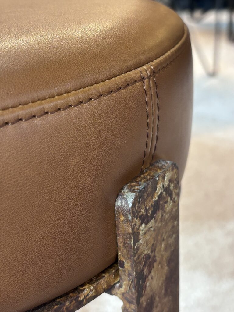 Zoom sur les coutures du banc design marais salant de la MAISON BENOÎT MALTIER