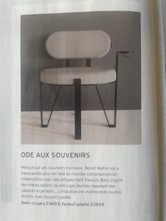 Article de pression mettant en avant le fauteuil une place de la collection hommage