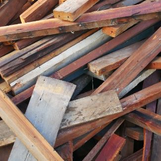 Bois de récupération pour fabrication de meubles de réemploi