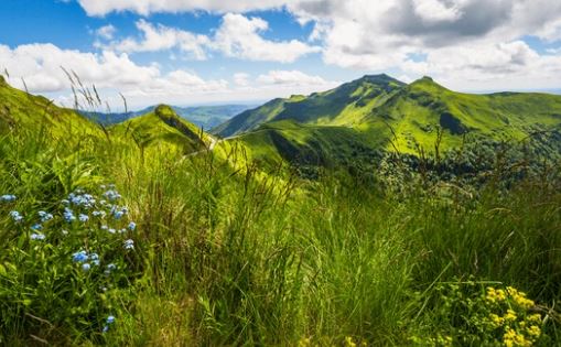 Montagne du Cantal inspirant la future gamme de mobilier upcyclé et de réemploi