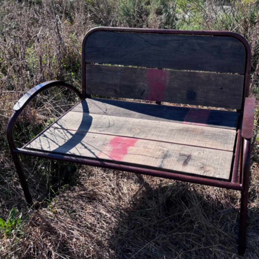 Banquette Mary plongée dans les marais lui conférant une patine singulière et assise en bois de wagon