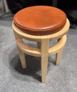 Tabouret avec assise cuir glod et piètement en hêtre naturel clair réalisé par Benoît Maltier