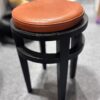 Tabouret avec assise en cuir gold et piètement teinté noir de Benoît Maltier