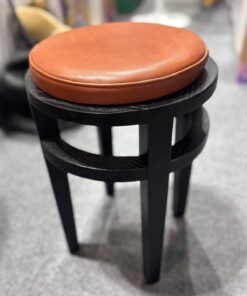 Tabouret avec assise en cuir gold et piètement teinté noir de Benoît Maltier