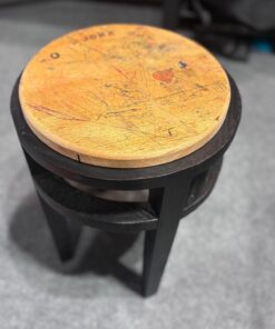 Tabouret avec assise écolier réalisé à partir d'un plateau d'école et son piètement noir dessiné et crée par les étudiants de Benoît Maltier