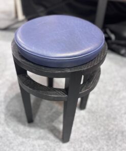 Tabouret avec assise en cuir bleu et piètement noir benoît Maltier