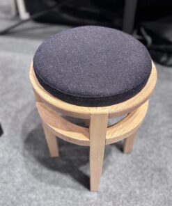 Tabouret avec assise en jean bleu et piètement en hêtre naturel - Benoît Maltier