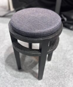 Tabouret en jean bleu avec piètement teinté noir Benoit Maltier