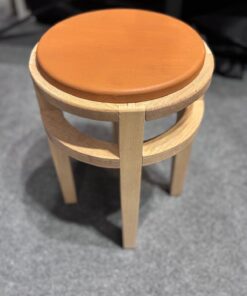 Tabouret rouille paprika avec piètement naturel designé par Benoît Maltier