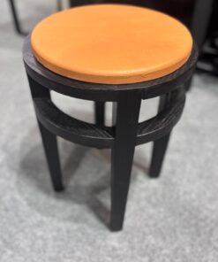 Tabouret rouille paprika avec piètement teinté noir designé par Benoît Maltier