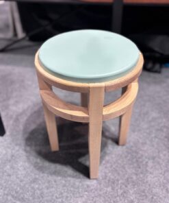 Tabouret bleu clair avec piètement en hêtre clair designé par benoit maltier