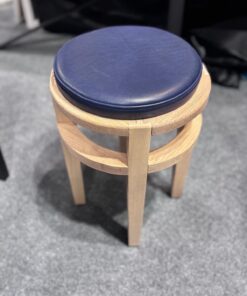 Tabouret avec assise en cuir bleu et piètement naturel en hêtre clair
