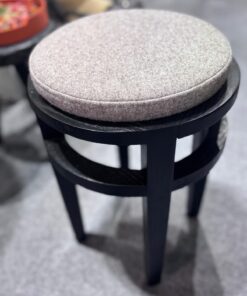 Tabouret avec assise en feutre gris avec piètement en hêtre teinté noir - benoît Maltier