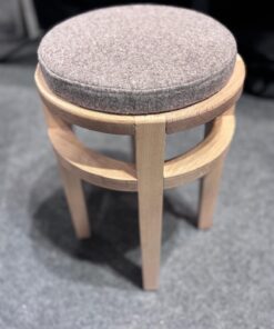 Tabouret avec assise en feutre gris et piètement en hetre naturel - Benoît Maltier