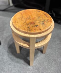 Tabouret avec assise écolier et piètement en hêtre naturel crée et dessiné par Benoît Maltier