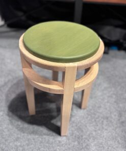 Tabouret baobab vert avec piètement en hêtre naturel designé par Benoît Maltier