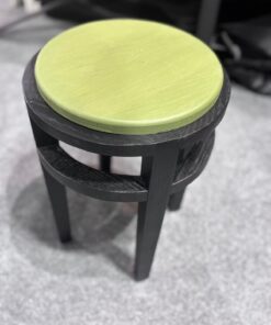 Tabouret baobab vert avec piètement teinté noir designé par Benoît Maltier