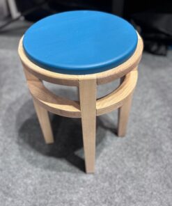 Tabouret bleu foncé couleur jardin de mer avec piètement naturel designé par benoît maltier
