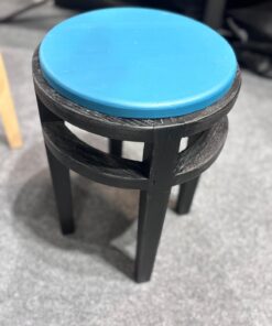 Tabouret avec assise jardin de mer bleu foncé avec pietement teinté noir designé par benoît maltier