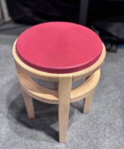 Tabouret avec assise bois rouge cerise et piètement naturel designé par Benoît Maltier