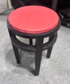 Tabouret avec assise bois rouge cerise avec piètement teinté noir designé par Benoît Maltier