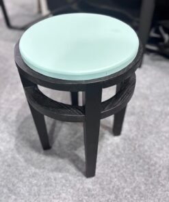 Tabouret vert de gris couleur bleu clair avec piètement teinté noir designé par benoît maltier